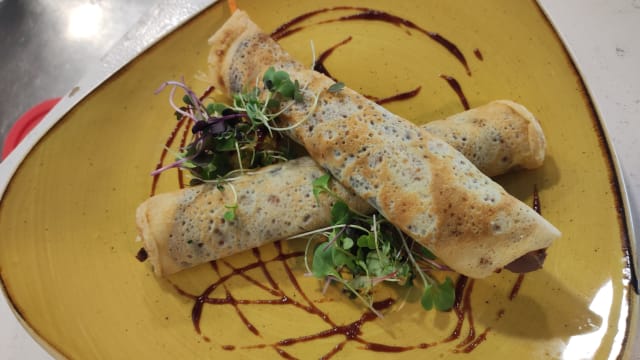 Creppe de pato con cebolleta, zanahoria y salsa hoisin - Gastro TAZ, San Sebastián de los Reyes