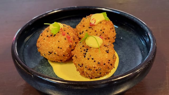 Croquetas de quinoa com huancaina - Palad'arte Peruvian Cuisine, Parede