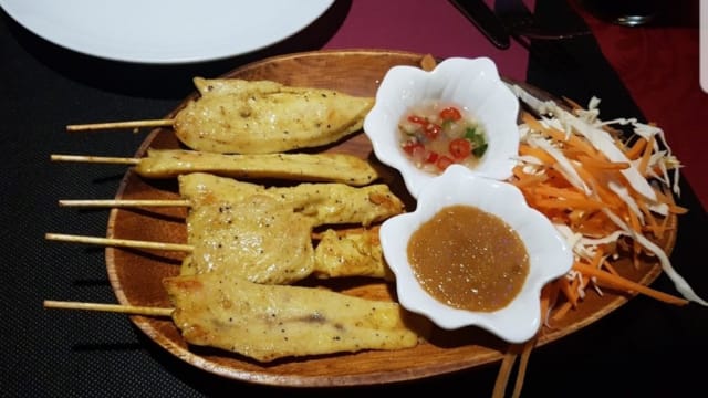 Kai satee (brochetas de pollo a la plancha marinadas en salsa de cacahuete y leche de coco) - Bualuang Thai, Torredembarra