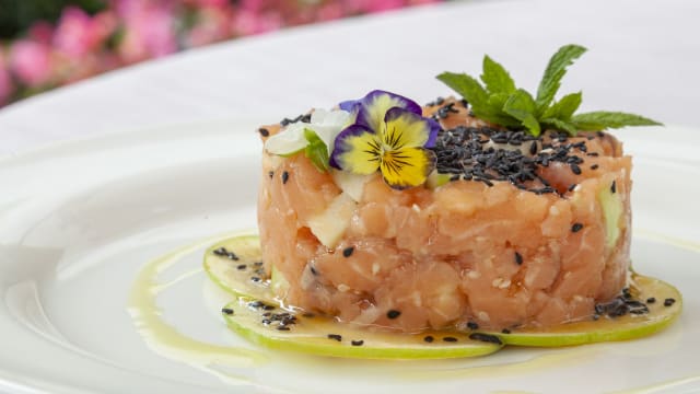 Tartare di Salmone, Corallo Nero e Maionese di Avocado - Il Giardino Bar & Restaurant by “UNA cucina”