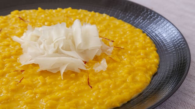 Risotto Giallo alla Milanese allo Zafferano e Raspadura DOP - Il Giardino Bar & Restaurant by “UNA cucina”