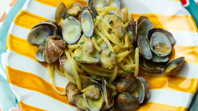 Spaghetto "Vicidomini" a' vongole - Nanà Vini e Cucina, Rome