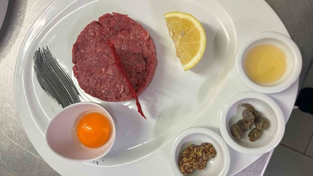 Tartare di Fassona piemontese, senape di digione, brandy e uovo crudo - Ai Serbelloni