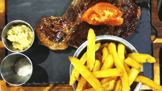 Entrecôte (300g), frites maison et sauce béarnaise - Cafe Marion, Versailles