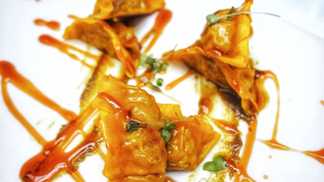 Jiaozi de pollo al curry (6 unidades) - Distrito 798