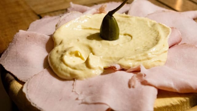 VITELLO TONNATO CON FIORE DI CAPPERO - Le Baudelaire Vineria Gin Bar, Turin