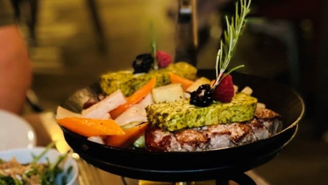 L'Entreclume: Entrecôte au Beurre maison, servie sur réchaud (250g.) - L'Enclume