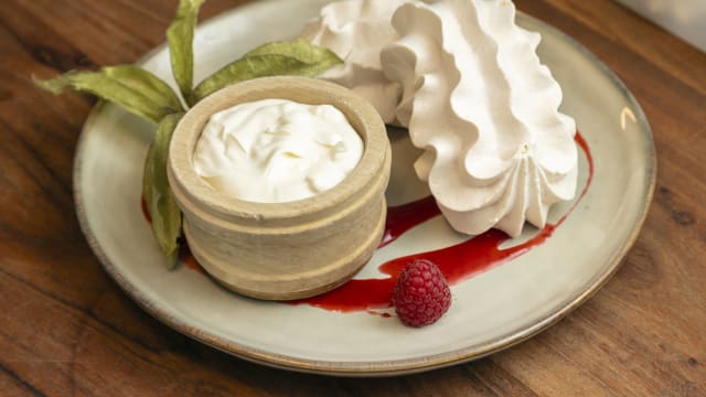 Meringues de la Gruyère et crème double - L'Enclume