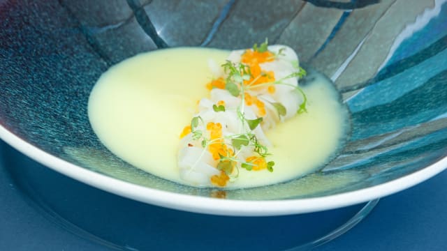 Julienne di calamaro con crema di patate e uova di trota salmonata. - Blu Ristorante