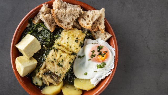 Sopa de Espinafres com Bacalhau, Queijo e Ovo (2 pax) / Spinach soup with codfish, cheese and poached egg (2 pax) - Restaurante da Adega Ribafreixo Wines