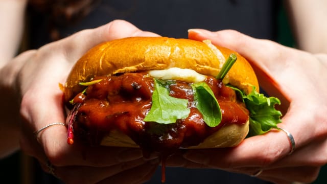 Le burger « simone » (steak haché 180 g) frites et salade - Chez Simone, Lille