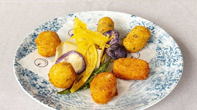 Selección de croquetas de nuestro chef, diferentes cada día. consúltenos  - Pez Fuego