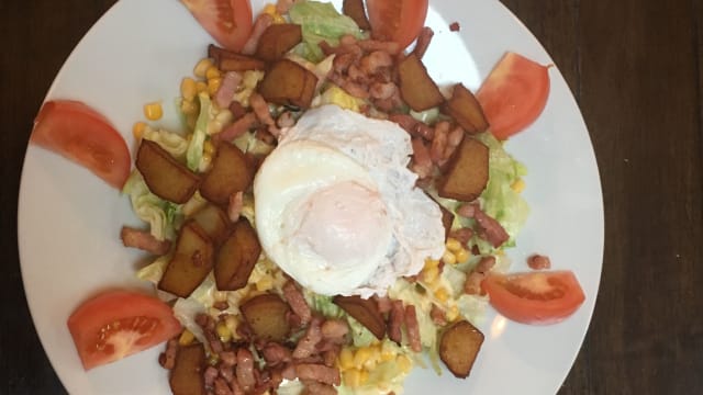 Salade campagnarde : salade, tomates, pommes de terre, lardons, oeuf poché - On Dîne à la Cheminée, Vincennes