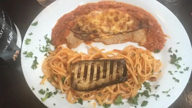 Escalope à la parmiggiana : escalope de veau, aubergine, sauce tomate et mozzarella gratinée au four - On Dîne à la Cheminée, Vincennes