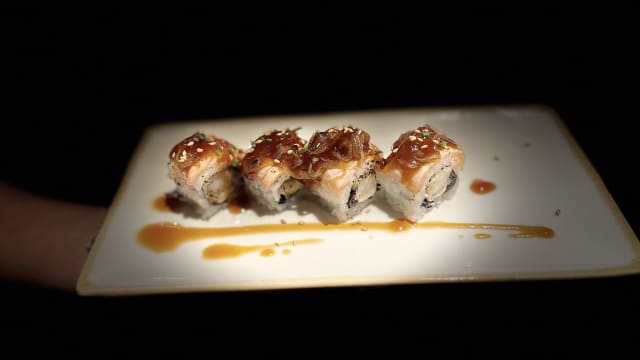 Tataki salmón rollo - 4 unid. - Masaya