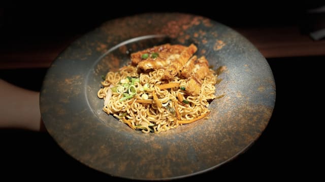 Yakisoba con pollo crujiente  - Masaya, Barcelona