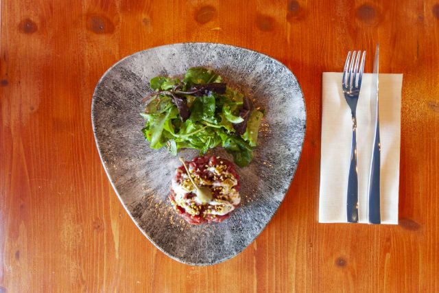 Tartare di equino battuta al coltello, salsa di caprino, pistacchio e misticanza alla senape - Shatì Piccolo Bistrot, Milan