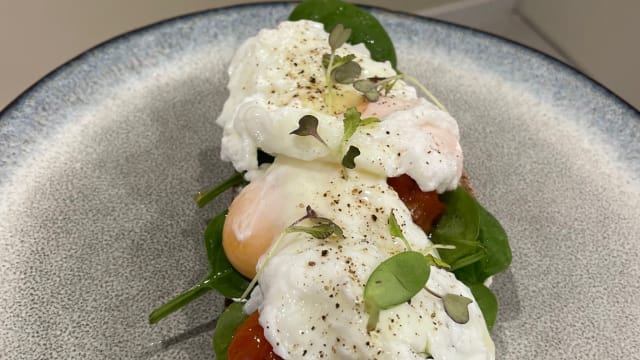 Pan francés, 2 huevos poché, queso crema, tomates cherry y espinacas - Chez Poppy, Barcelona