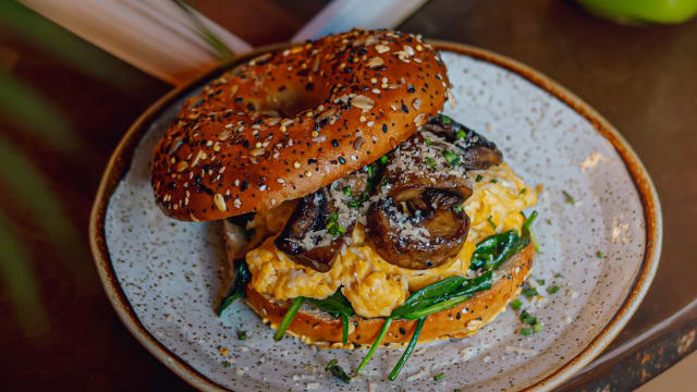 Bagel & eggs - Nicolau Lisboa