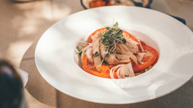 Ensalada de ventresca de atún con tomates del huerto y cebolla de Figueres - El Mirador de Can Cases