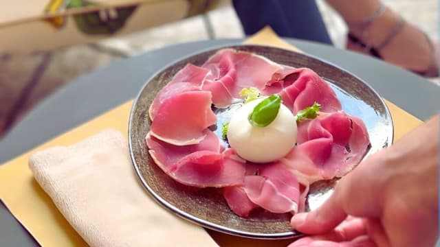 Prosciutto crudo e burrata - Hemingway italian bar e restaurant