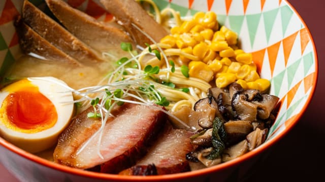 Ramen con pollo, pancia di maiale e shitake - Amo Bistrot, Verona