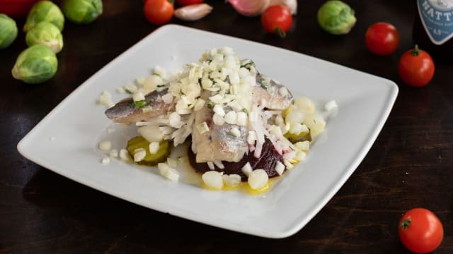 Fresh Herring with marinated beetroot and onions - De Blauwe Hollander