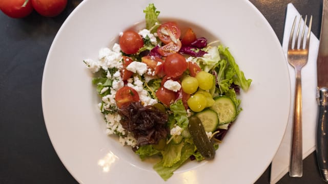 Salade Geitenkaas, Walnoten en Rode-Uicompote - Eetcafé Kop van Jut, Amsterdam