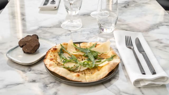 Pizzetta, truffle cream, rocket  (vegetarian) - Le Floris