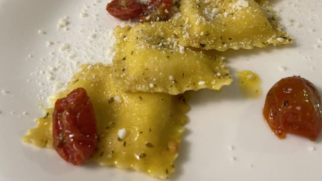 Scrigni di pasta dal cuore di burrata saltari con pomodorini semi-dried  - Pugliami Per La Gola, Modena