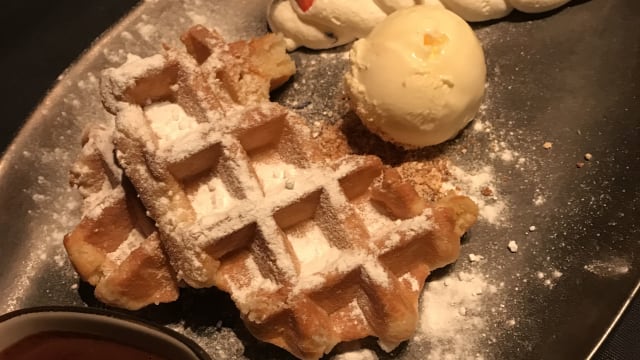 Warme wafel met vanille ijs - De Grillerije, Franeker