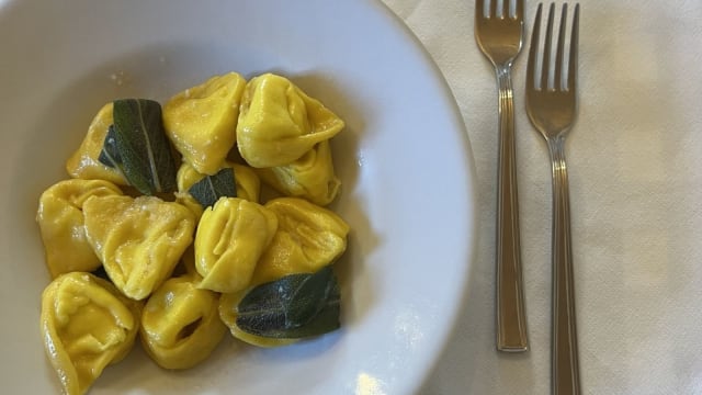 Tortelloni burro e salvia - Trattoria Rivabella al Parco Verde, Monte San Pietro