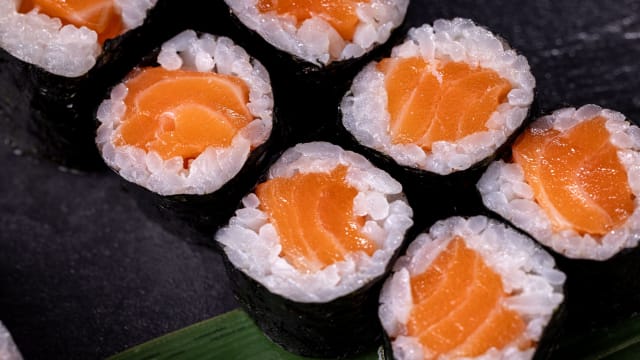 Hoso-maki salmone (bio) – 8 pezzi - Gutshof Pizzeria