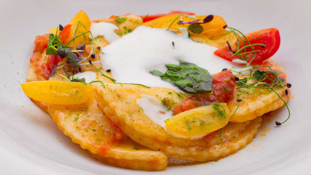 Ravioli "caprese" ripieno di caciotta e maggiorana con petali di datterini rossi e gialli - Novotel Caserta Sud Bistrot