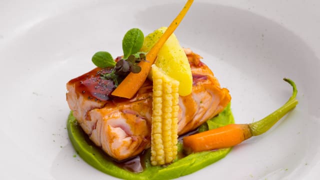 Salmone in salsa teriyaki, vegetali baby - Novotel Caserta Sud Bistrot