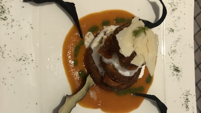 Millefoglie di melanzane dorate su vellutata di pomodoro, burrata pugliese e pomodorini soleggiati - Il Mosaico