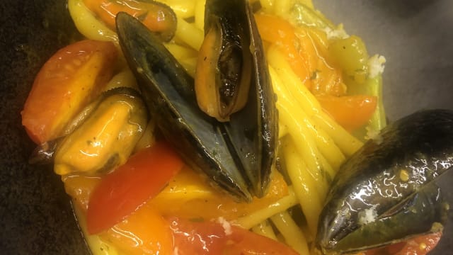 Scialatielli con cozze pachini e Zafferano  - Dandy's