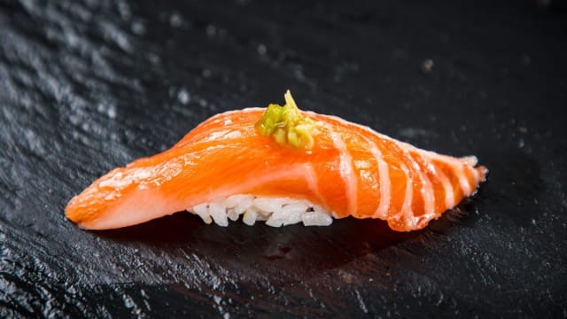 Salmon nigiri - Osa Kitchen Bar, Geneva