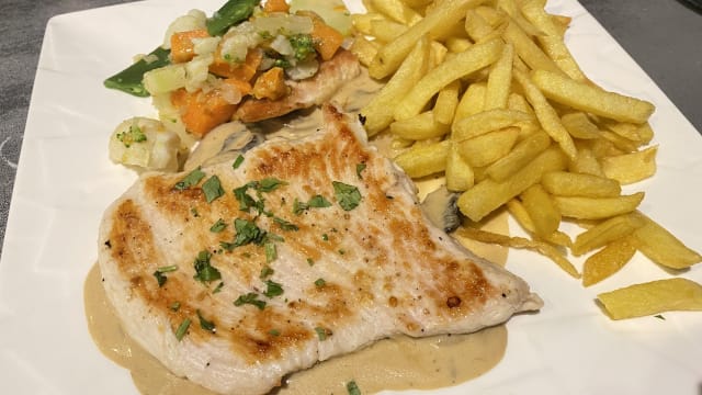 Escalope de dinde à la normande, frites - Le Washington, Paris