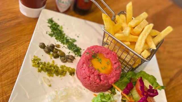 Tartare de bœuf, frites et salade - Le Washington, Paris