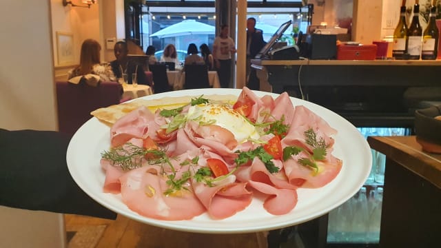 Bresaola de la valteline, huile citronnée, parmesan, roquette - Via Del Campo, Paris