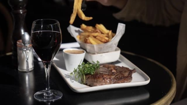 Entrecôte d’argentine (metzger frères) sauce poivre & frites - La Gazette