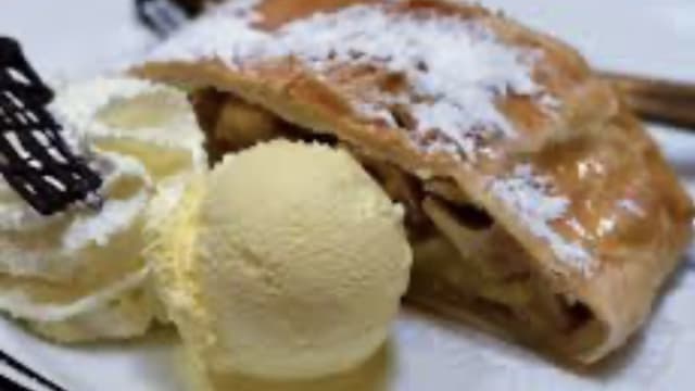 Strudel di Mele con panna - Brasserie Gambarina Alta