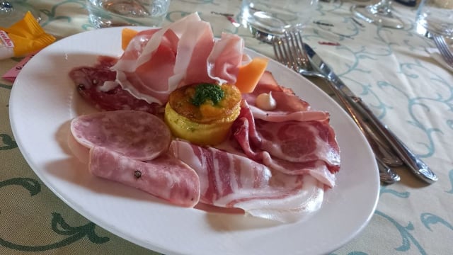 Antipasto di salumi tradizionali con flan di parmigiano e zucchine  - Brasserie Gambarina Alta