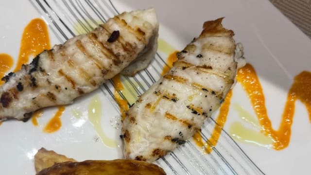 Coda di pescatrice alla griglia ,crema di melanzane ,con contorno - Soleeluna