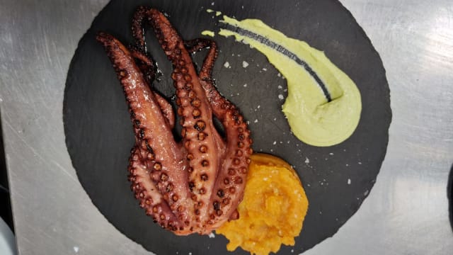 Pulpo braseado - The Place To Be - Petit Palace Santa Bárbara, Madrid