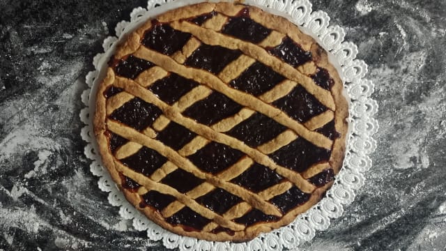 Crostata composta da frutta (uva,prugne) - La Locanda di Aida