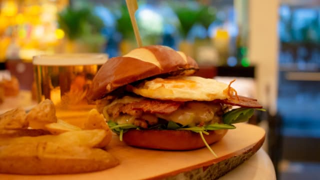 Ópera smash burger con huevo frito, bacon crocante y mayonesa trufada - El Café de la Ópera, Madrid