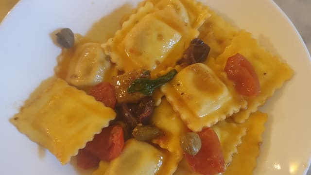 Tortellini ricotta, spinaci pachino e olive - TRATTORIA DEL BORGO