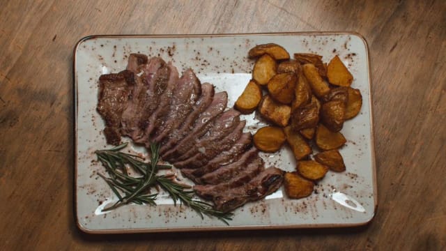 Lomo de vacuno madurado con patata rústica especiada 600 g. aprox - La Taberna de Cea, Madrid